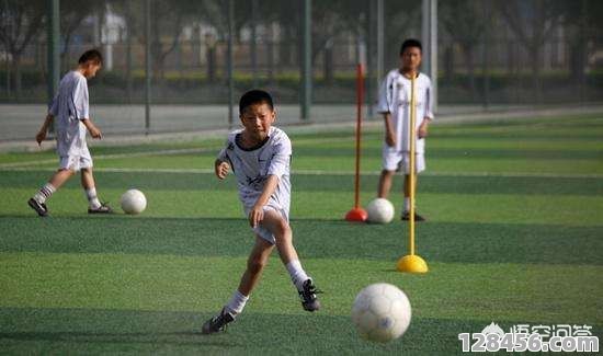 踢足球男孩的体力真的很差吗？解析青少年体能现状与提升策略